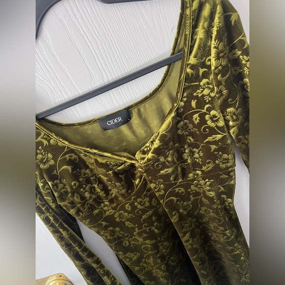 CIDER size large Velvet Bell Sleeve Mini dress with Hibiscus Floral - Picture 3 of 8